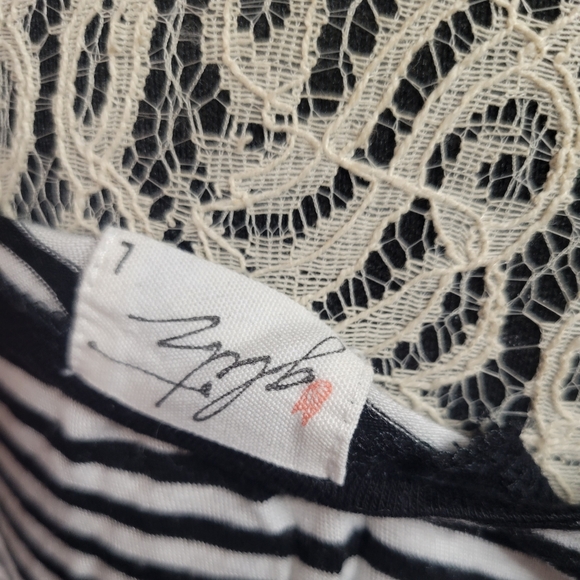 ✨️Black & White Striped Strappy Tank Top - Picture 4 of 4